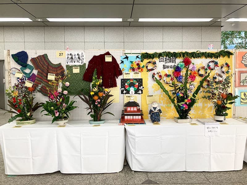 当協会会員の作品が綺麗に展示されている写真です