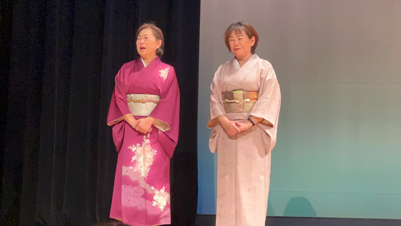 着物姿の講談師のお二人の写真です