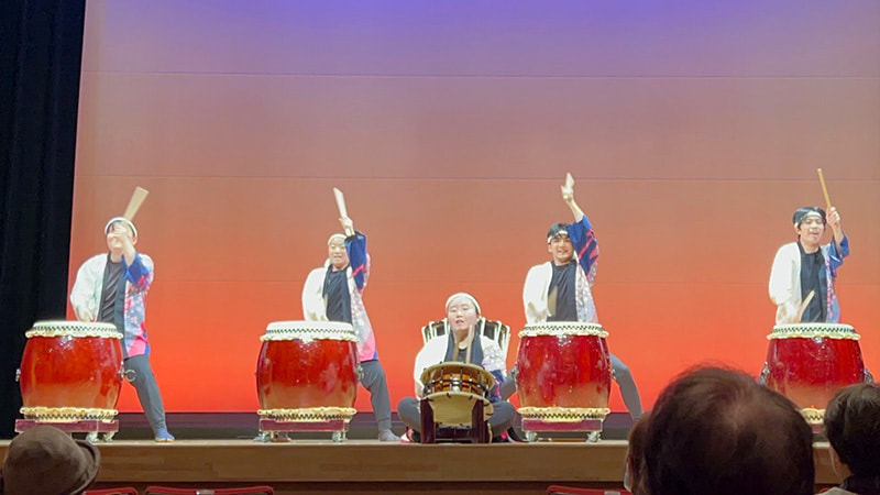帝京科学大学和太鼓クラブが演奏している写真です。