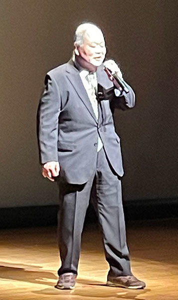 カラオケ大会で熱唱する出場者の写真2