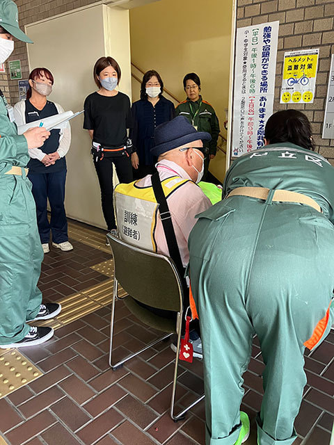 訓練の様子、椅子に座って説明を受けている写真