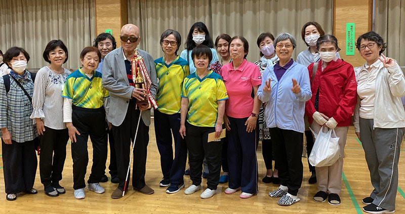 優勝トロフィーを中心に皆さんで集合写真