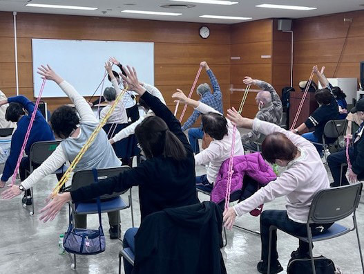 脳トレ体操・皆さんでストレッチしている写真です