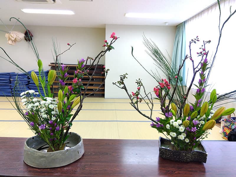 個性あふれる生け花が２つ並んだ写真、2つ目です