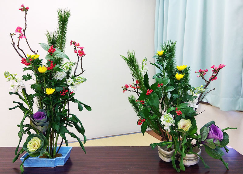 お正月らしい生け花が２つ並んだ写真です