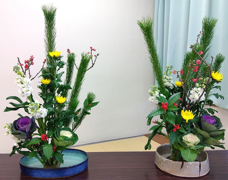 松飾りも入ったおめでたい生け花が２つ並んだ写真です