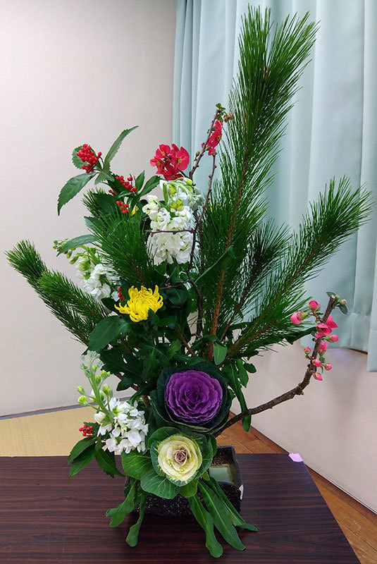 楽しくお正月を迎えられそうな華やかな生け花の写真です