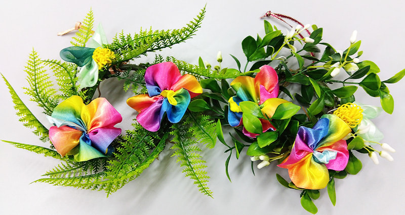 色鮮やかなハイビスカスのリースの写真です
