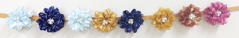 カラフルなアネモネのブローチの写真です