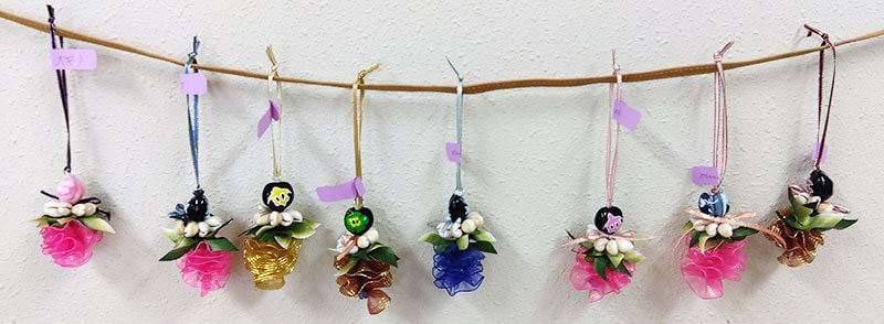 完成した色とりどりのチャームが8個並んだ写真です。