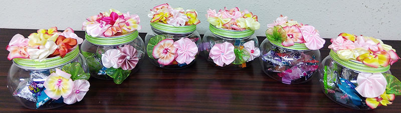 綺麗に飾りつけられたキャンディーボックスが６個机の上に並んでいる写真です