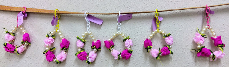 かわいらしいチューリップのチャームがぶら下がっている写真です