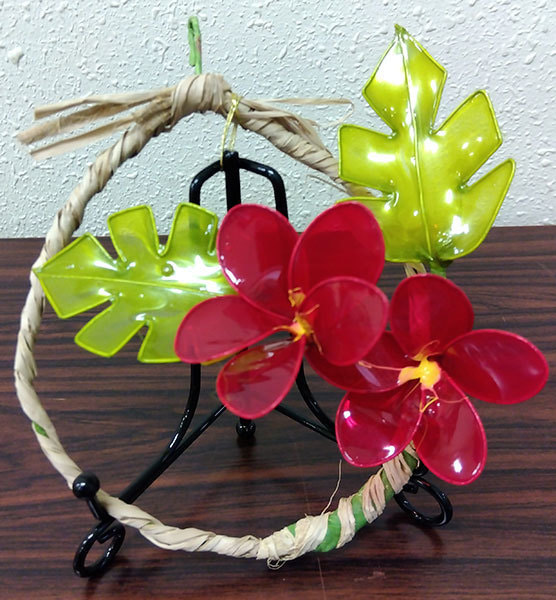 表面がテカテカ輝くプルメリアのリースの写真です