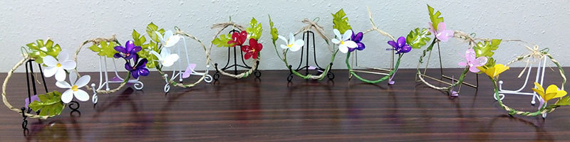 色とりどりで可愛らしいアメリカンフラワーが8個並んだ写真です